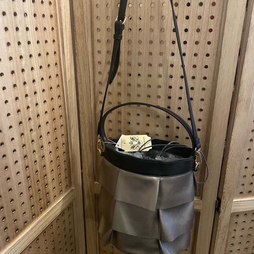 Gray and Black Shoulder Bag with Oval Shape and Ruched Top Closure - Picture 2 of 3